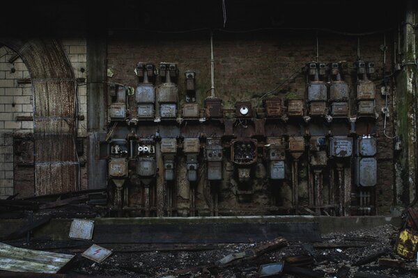 Boucliers électriques dans une usine abandonnée