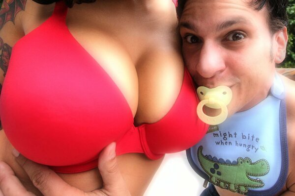 Fille avec des seins géniaux, qui est pressé par un mec avec un mamelon dans la bouche