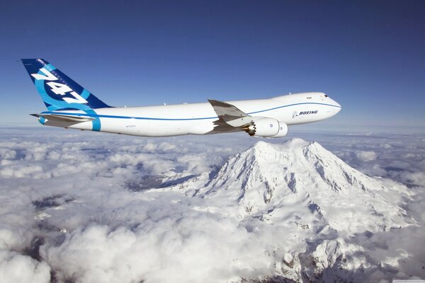 Die Schönheit der Berge aus der Höhe des Boeing-Fluges