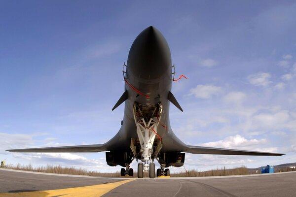 Straordinario decollo di un aereo grigio