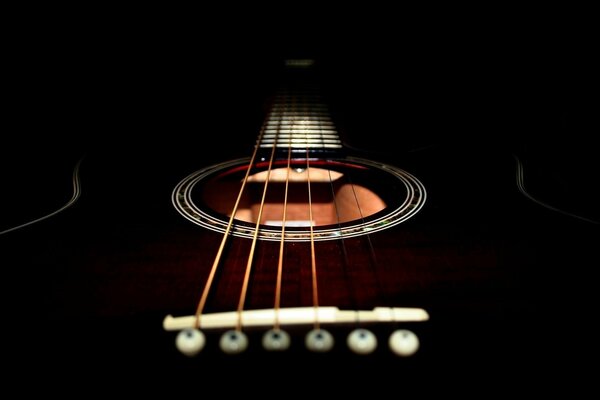 Cuerdas de guitarra en luz oscura