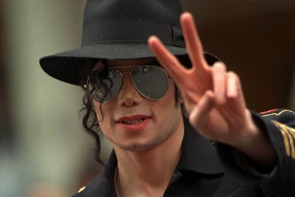 El legendario Michael Jackson con gafas oscuras