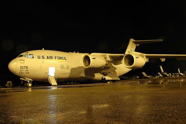 Grand avion sous la pluie