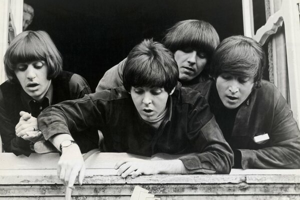 El legendario cuarteto de the beatles bajó la mirada desde el alféizar de la ventana