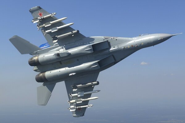 Avion MIG-35 sur fond de ciel de vol