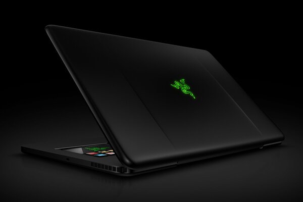 Laptop-Razer auf schwarzem Hintergrund