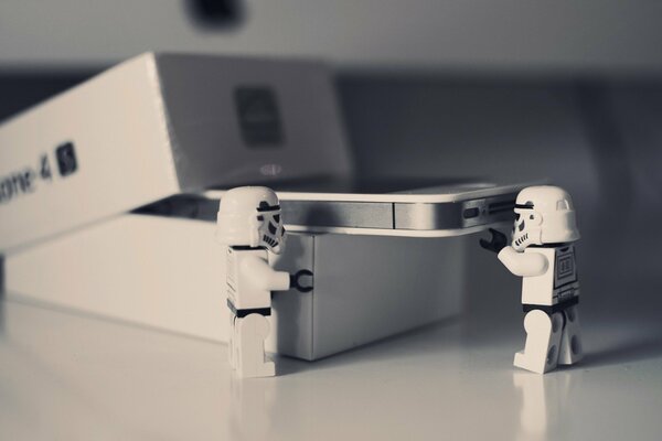 Iphone 4 explora Star Wars Stormtroopers lego