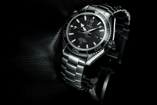 Hommes montre Omega tissu noir closeup