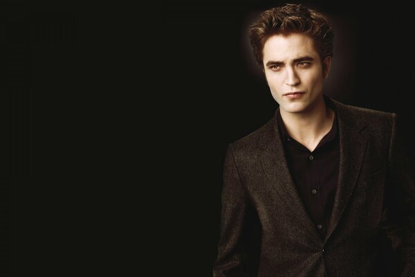 Beau vampire du film Twilight. Robert Pattinson sur fond sombre