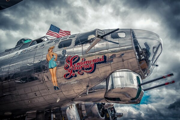 Bombardiere americano Boeing B - 17 raffigurato in colore argento