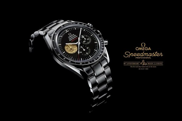 Une montre Omega photographiée sur un fond sombre