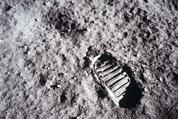 Voie de chaussure d astronaute sur la lune