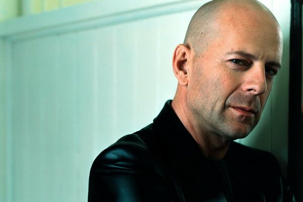 Primo piano del viso di Bruce Willis. Setole leggere sul viso dell attore Bruce Willis