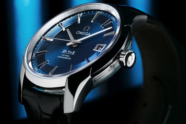 Omega-Uhr mit blauem Zifferblatt auf schwarzem und blauem Hintergrund