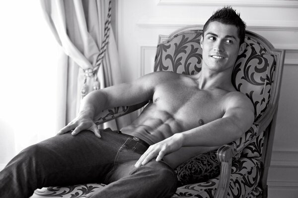 Joueur de football Ronaldo dans une chaise en caoutchouc