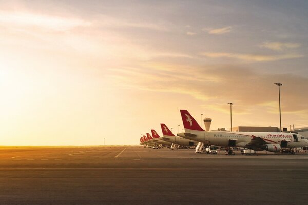 Flugzeuge der Fluggesellschaft air Arabia stehen am Flughafen