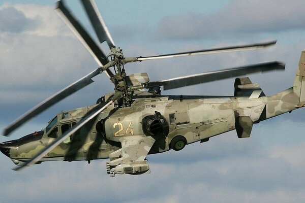 Un hélicoptère militaire de combat vole dans n importe quel ciel