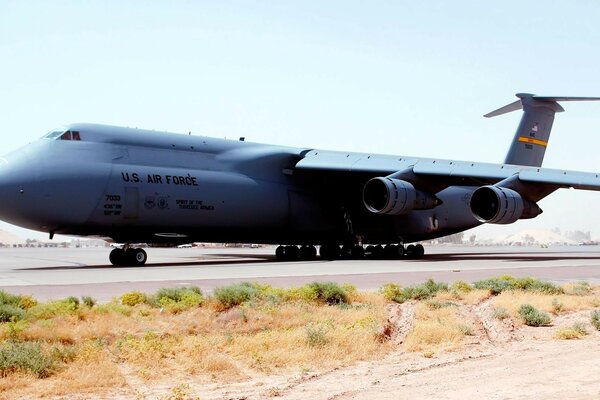 Avión de carga aterriza en su base