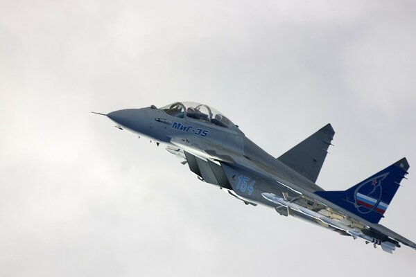 Avion MIG-35 sur fond de nuages blancs