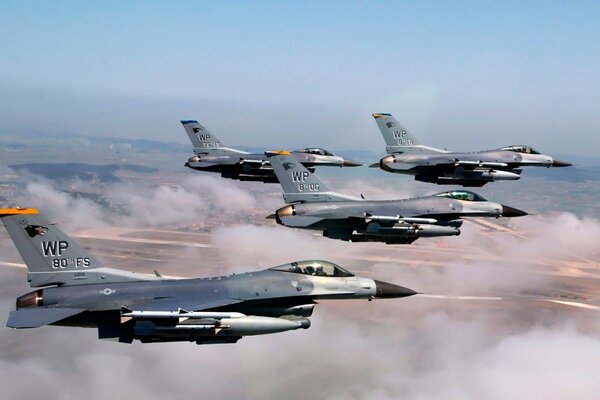 Les chasseurs militaires f-16 volent dans le ciel