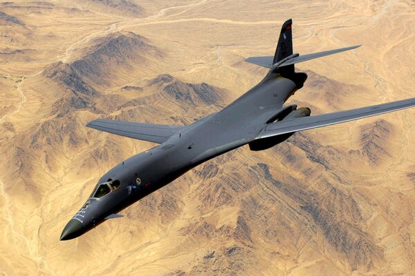 B-1 bomber flies to Rockwell airfield