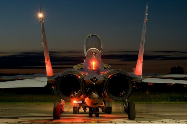 Luces de la noche avión de combate MIG-29