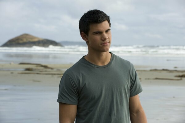 Jacob Black in una maglietta sulla costa