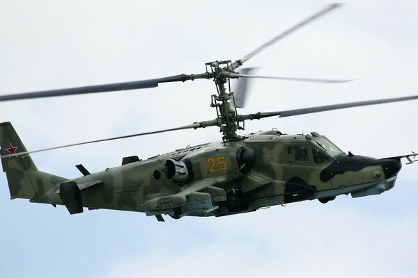 Helicóptero militar en vuelo