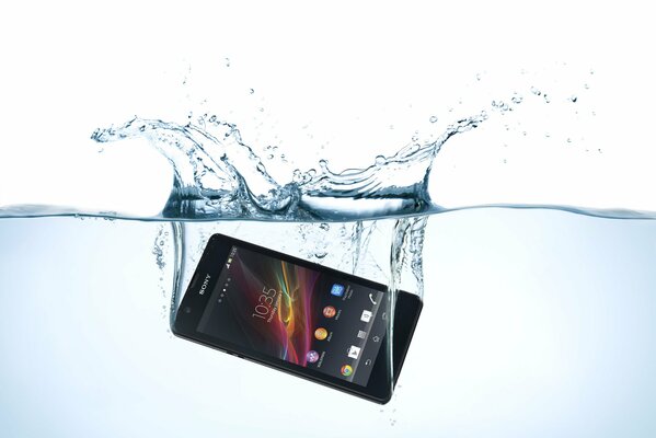 Teléfono móvil Sony Xperia en el agua