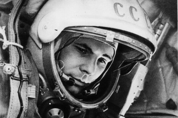 Ein schwarzweißes Foto von Gagarin mit einem nachdenklichen Gesichtsausdruck