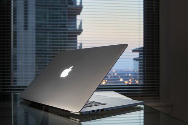 Laptop Pro retina MacBook na biurku przed oknem