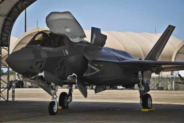 El avión militar de hélice Turbo f-35 se encuentra en un hangar