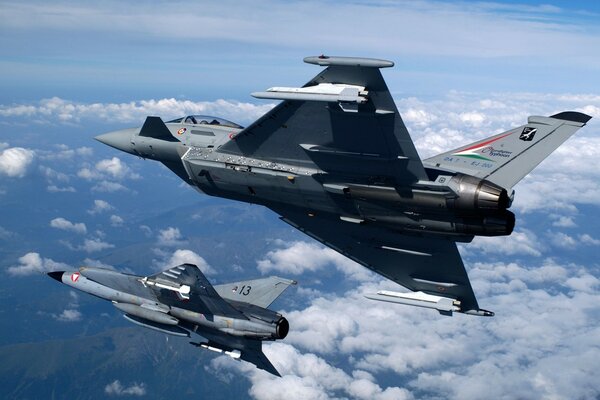 Aviones militares volando sobre las nubes