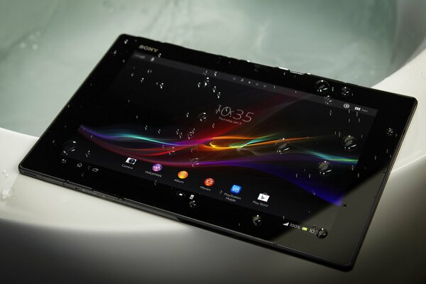 Tablet Sony Xperia nella vasca da bagno