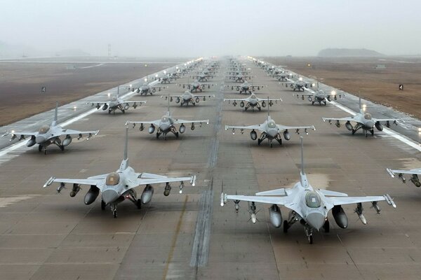 Base aérea. Pista de aterrizaje con aviones