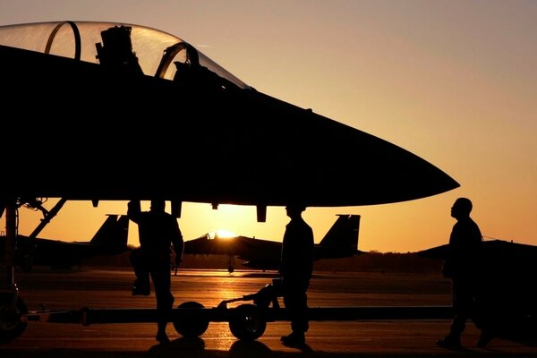 Avión militar f-15 en el aeródromo