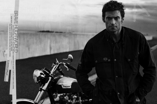 Hugh Jackman pose devant une moto