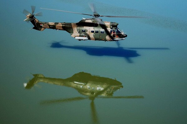 Militärhubschrauber schwebte über der Wasseroberfläche