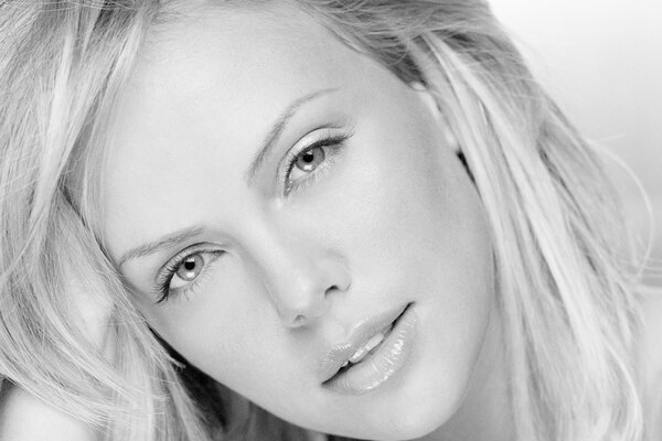 Portrait noir et blanc de Charlize Theron