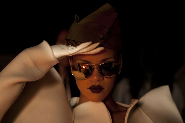 Rihanna en una gorra y gafas negras