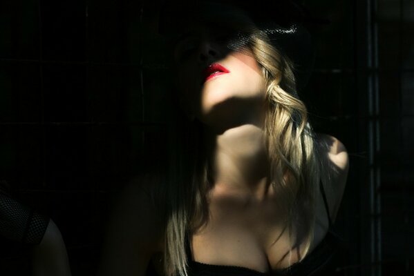 Ragazza in nero e con rossetto rosso