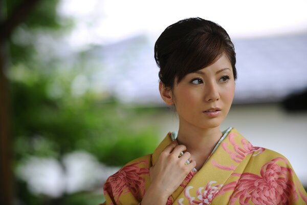 Retrato de una mujer japonesa con un kimono en medio de la naturaleza