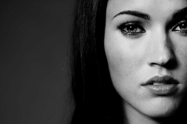 Megan Fox primer plano sobre un fondo gris