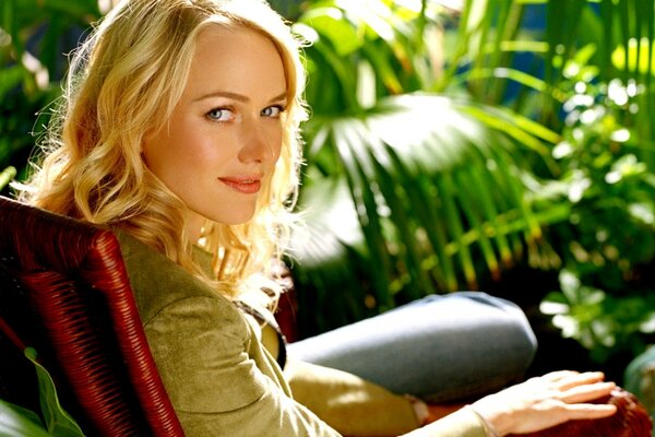 Schauspielerin naomi watts in einem sessel zwischen pflanzen