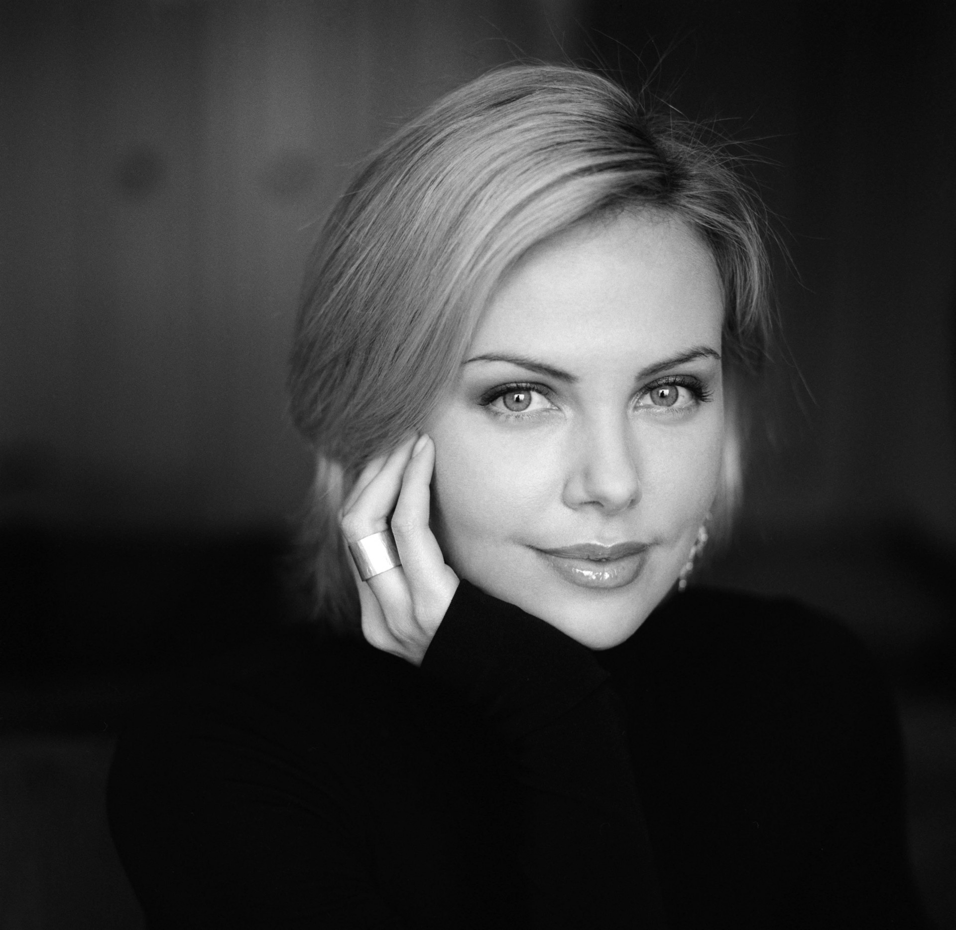 charlize theron blanco y negro