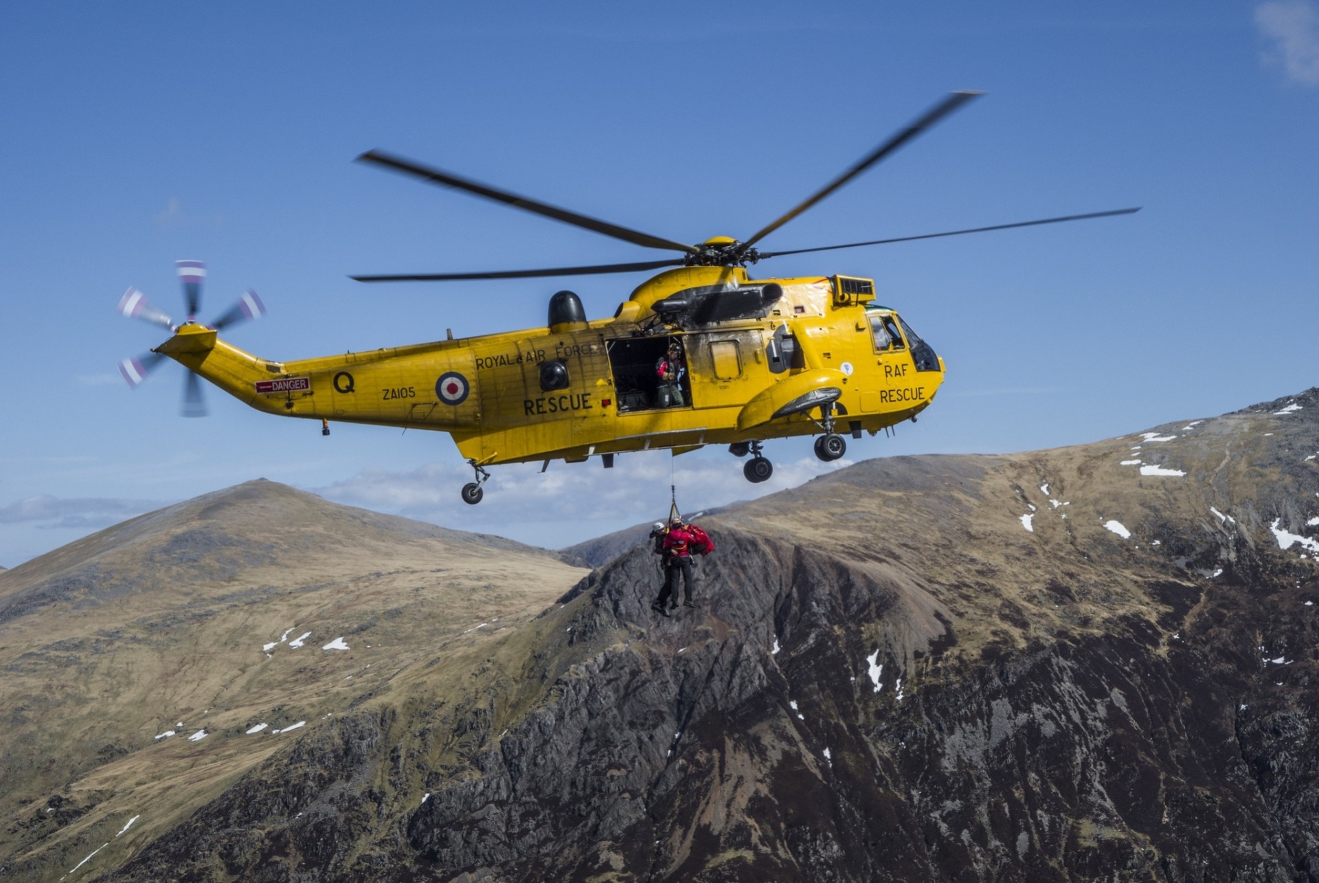 hubschrauber snowdon mountain england rettungsschwimmer berge