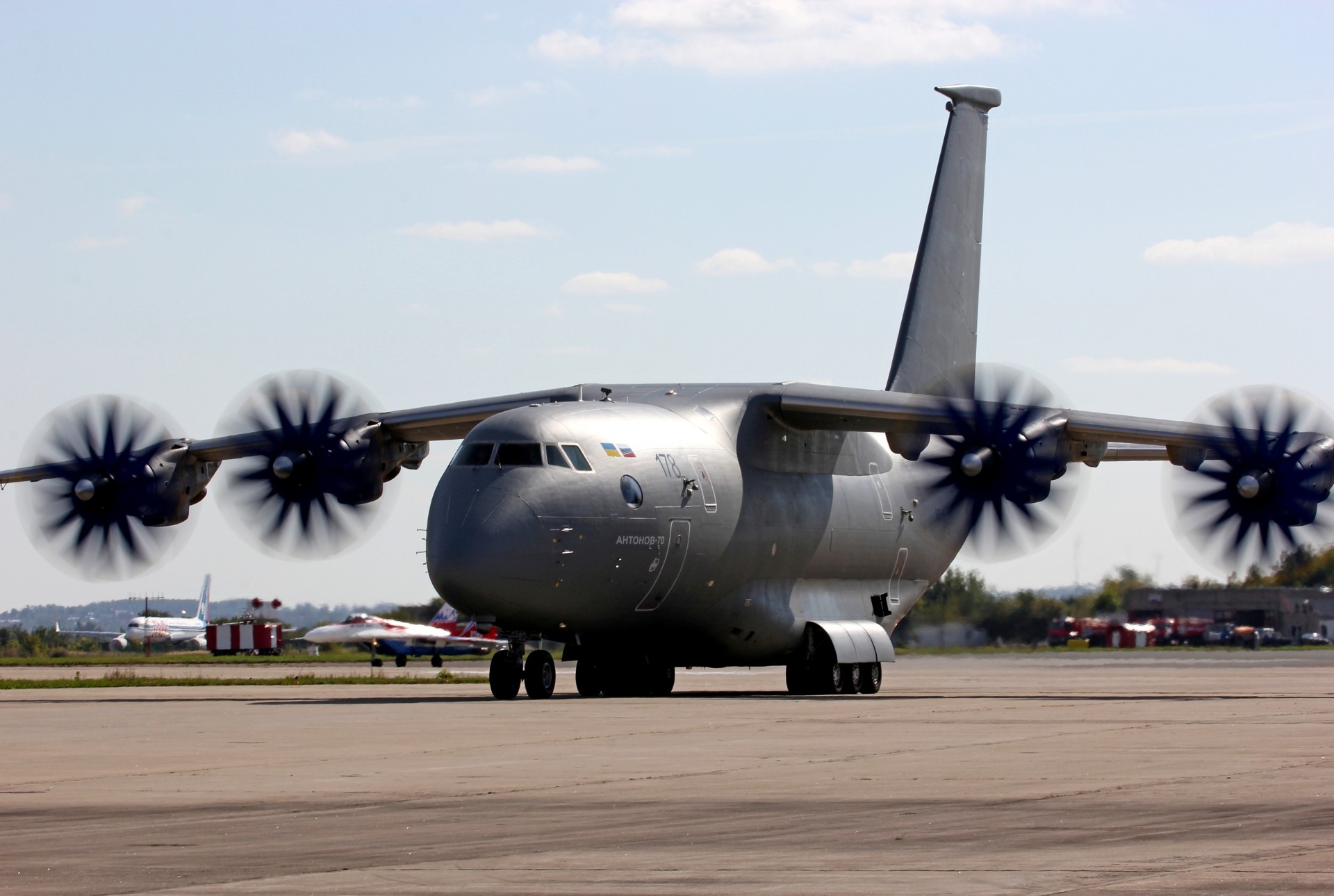 samolot lotnisko an-70 rosyjski