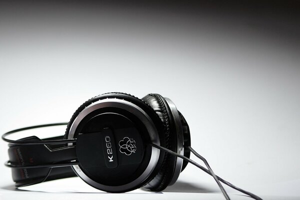 Black Large wired Headphones