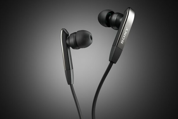 Auriculares Sony con cable negro con diseño elegante