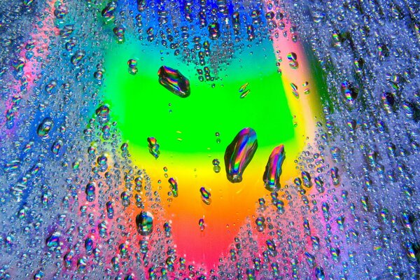 Cuore arcobaleno fatto di gocce d acqua